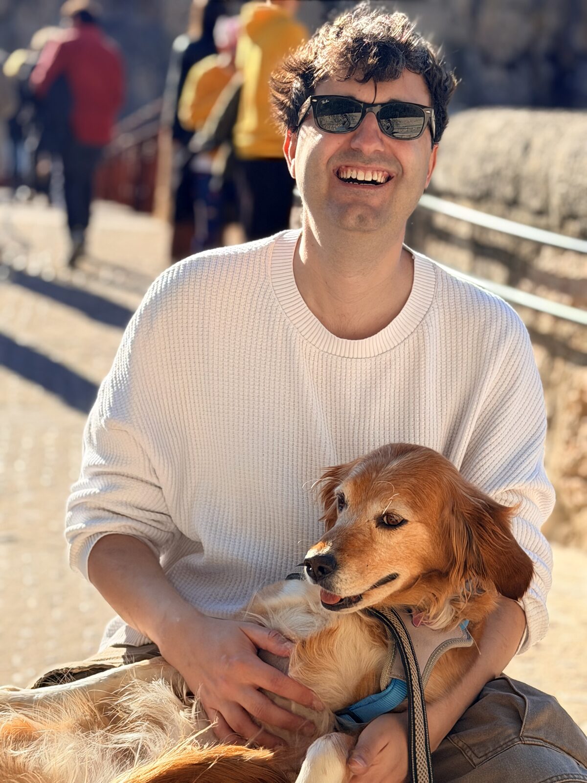 Ian sonriendo y abrazando a Sunny en un paseo